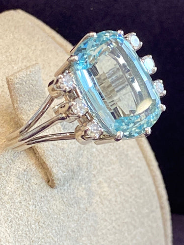 Bague 54 Bague cocktail en or gris ornée d'une aigue-marine et diamants 58 Facettes