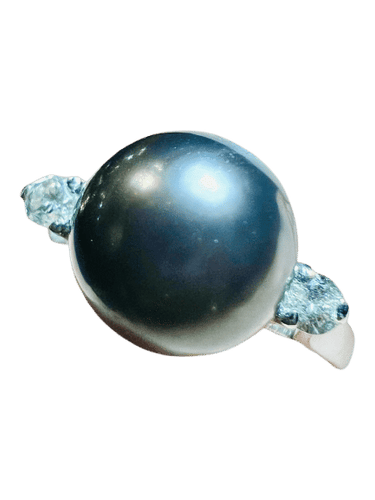 Bague en or sertie d'une perle de culture grise entourée de 2 diamants