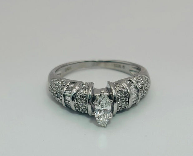 Bague 53 Bague en or blanc, diamant Marquise et pavé de diamants. 58 Facettes 50207