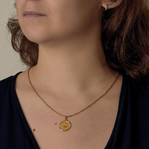 Pendentif AUGIS - Médaille “+ qu’hier – que demain” en or jaune avec diamant et rubis synthétiques 58 Facettes