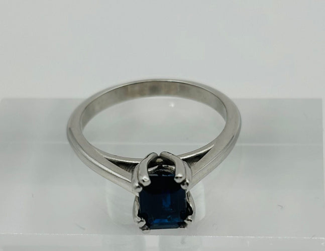 Bague Bague en or avec un saphir central 58 Facettes 50023