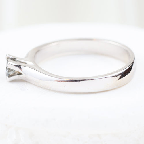 Bague 55 Bague solitaire classique en or blanc 18 carats avec diamant taille brillant 58 Facettes 135024M