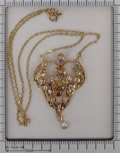 Pendentif Un héritage à chérir : un pendentif victorien avec des diamants fantaisie rares 58 Facettes 24263-0291