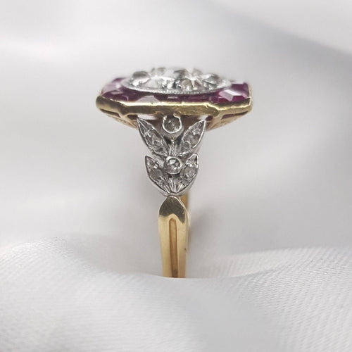 Bague 57 Bague platine, or jaune, diamant, rubis 58 Facettes