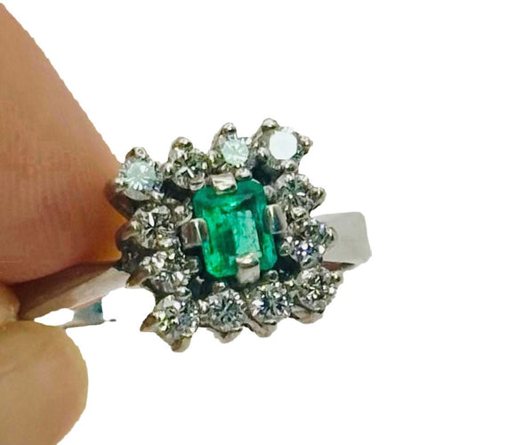 Bague en or avec halo d'émeraude et de diamant