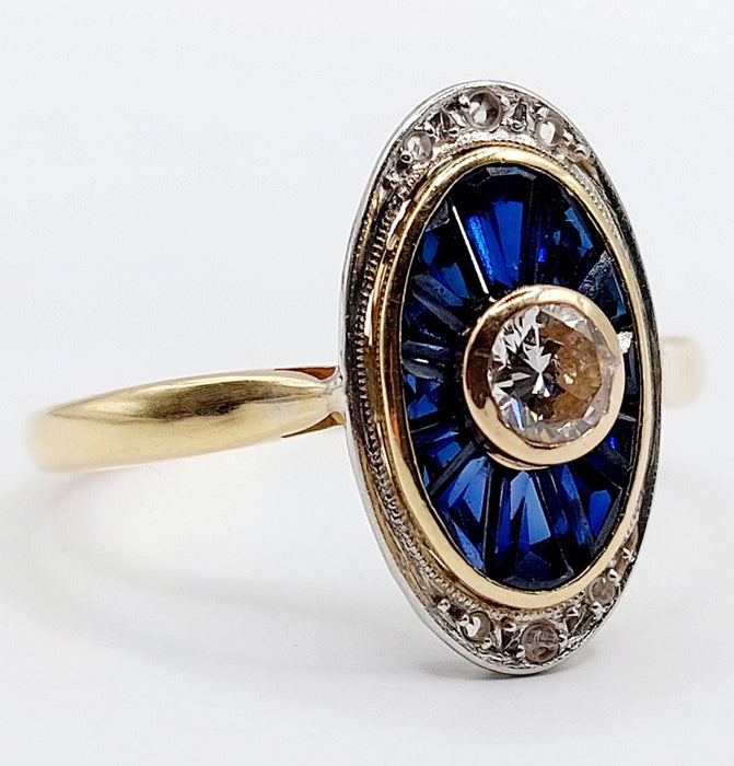 Bague marquise art deco or 18k ornée d'un diamant taille brillant de 0.50 carats entouré de saphir calibrés et de diamants taille roses (circa 1960)