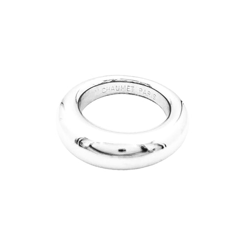 Bague Chaumet "Anneau" or blanc.