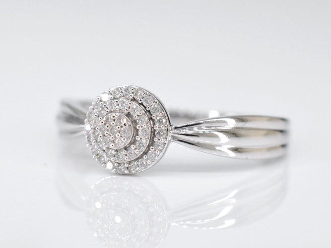 Bague 54 Bague entourage en or blanc avec diamants 58 Facettes 2001