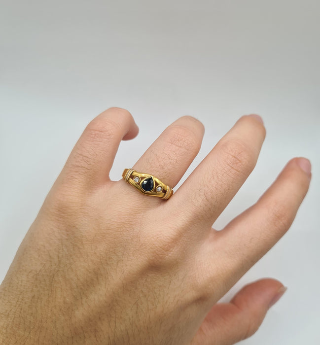 Bague 56 Bague or jaune sertie de diamants et d’un saphir 58 Facettes