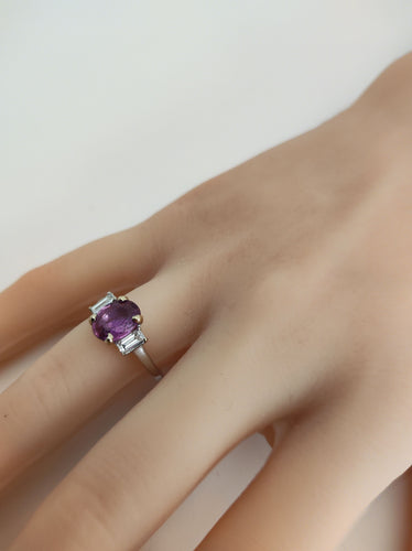 Bague saphir ovale entourée de diamants en or gris 18k