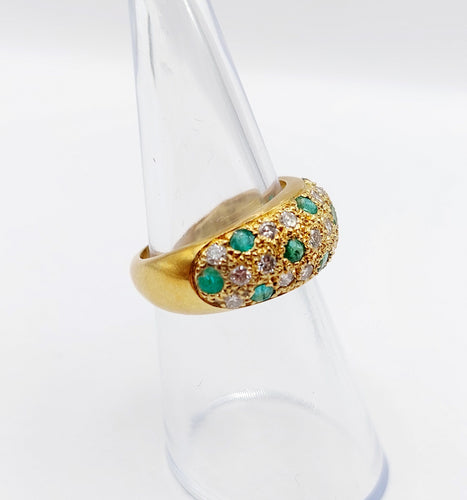 Bague 50 Bague dôme bombée pavée en or 18k et diamants, émeraudes 58 Facettes A06602