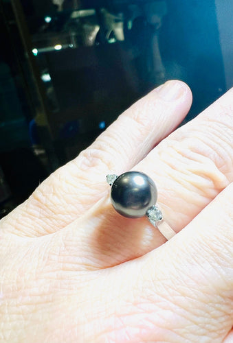 Bague en or sertie d'une perle de culture grise entourée de 2 diamants