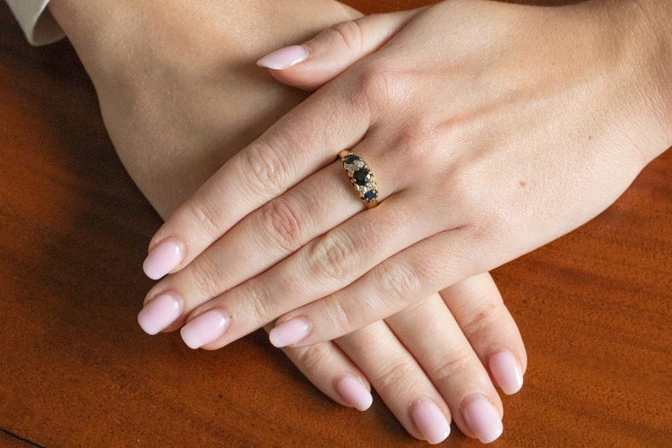 Bague Bague ancienne avec saphirs et diamants en or jaune 18k 58 Facettes 11559