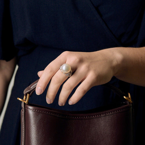 Bague 52,5 Bague en or blanc, perle de culture blanche et diamants 58 Facettes RAM3104