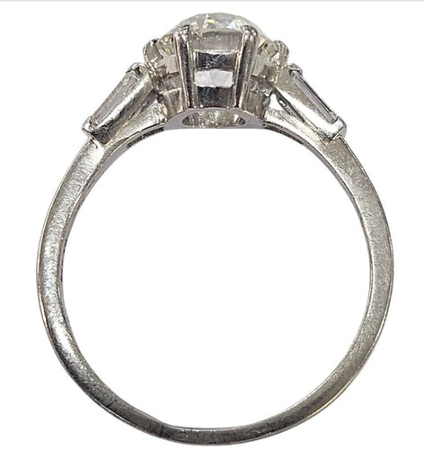Bague 51 Bague ancienne en platine, vers 1920, sertie d'un diamant taille ancienne de 1,25 carat et de deux diamants baguette. 58 Facettes E42