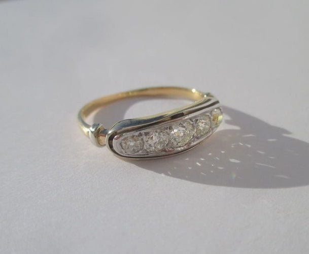 Bague 51 Bague jarretière Art nouveau en or jaune et or blanc 18 carats et diamants 58 Facettes