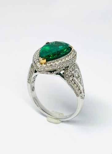 Bague 53 Bague moderne en or jaune avec émeraude naturelle en forme de poire et diamants 58 Facettes E19