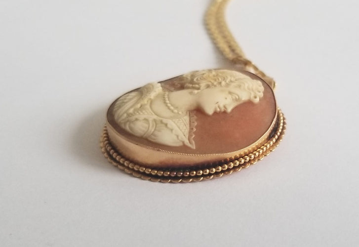 Collier Collier chaîne et pendentif camée en or jaune 18k 58 Facettes