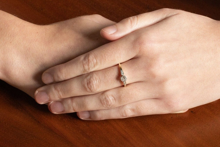 Bague 55 Bague en or jaune ancien avec un diamant taille brillant ancien de 0,40 carat, première moitié du XXe siècle 58 Facettes 11347