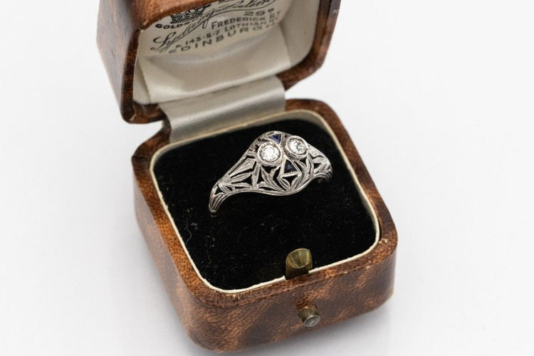 Bague 54 Bague Art Déco en or blanc avec diamants et saphirs - années 1930 58 Facettes 9816