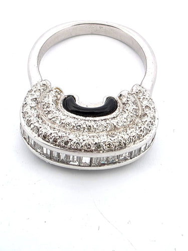 Bague 54 Superbe et unique bague en or blanc 18 carats avec diamants baguette, diamants taille brillant et émail noir 58 Facettes