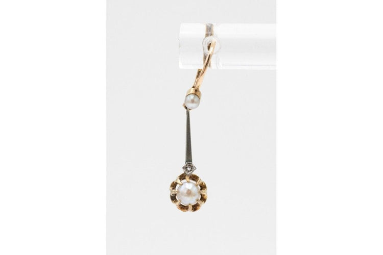 Paire de boucles d'oreilles anciennes avec perles et diamants.