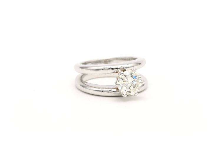 Bague contemporaine en or blanc 18 carats sertie d'un diamant