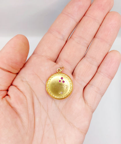Pendentif Pendentif porte-photo antique fleur en or 18k avec diamant et rubis vers 1910 58 Facettes A06431