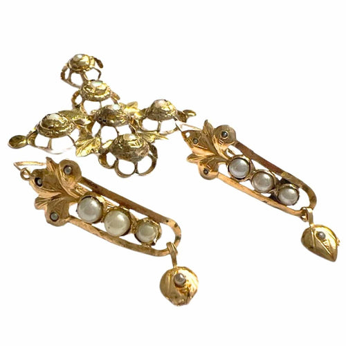 Boucles d'oreilles Conjunto de broche y pendientes con perlas de oro 58 Facettes Q43B