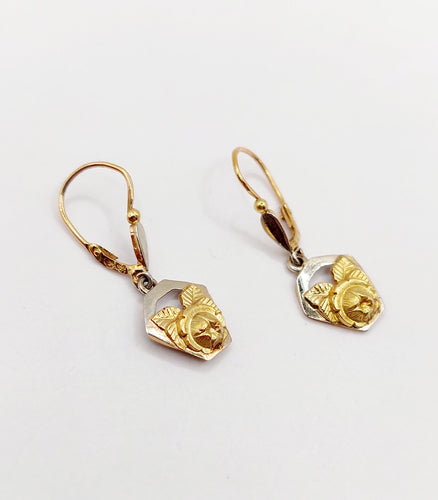 Boucles d'oreilles Dormeuses fleur finement ciselée en or 18k Art déco 58 Facettes A06469