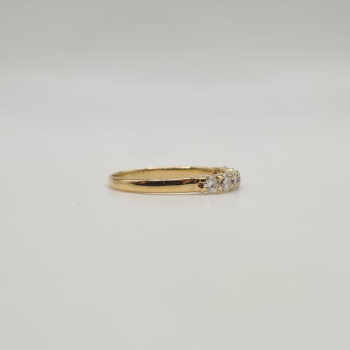 Demi-alliance or jaune 18 carats sertie de diamants