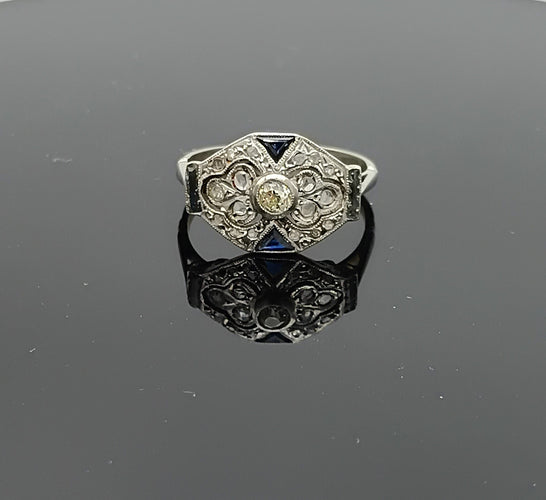 Bague 57 Bague Art Déco octogonale en or gris sertie de diamants et saphirs 58 Facettes