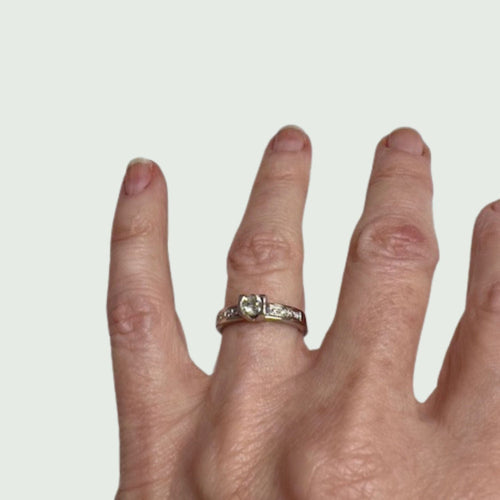 Bague SORTIJA SOLITARIO DISEÑO CONTEMPORANEO de ORO 18 kts con DIAMANTES 58 Facettes Q778A