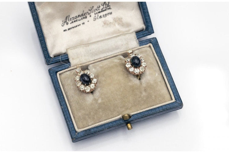 Boucles d'oreilles en or avec diamants et saphirs taille cabochon.