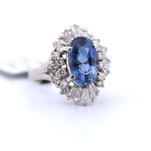 Anello in platino con zaffiro e diamanti