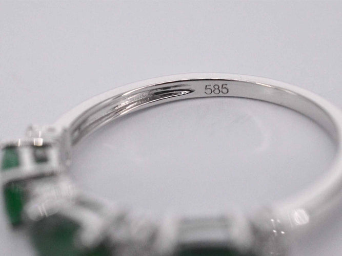 Bague Bague en or blanc avec diamants et émeraude 58 Facettes 2126