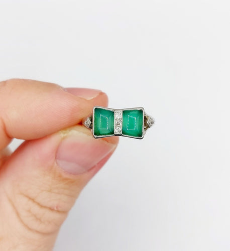 Bague 52.5 Bague tank nœud Art déco en or blanc 18k et platine, diamants et pierres vertes 58 Facettes A06581