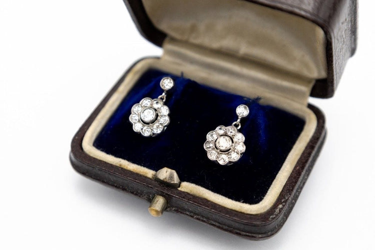 Boucles d'oreilles pendantes anciennes avec diamants en forme de fleurs.