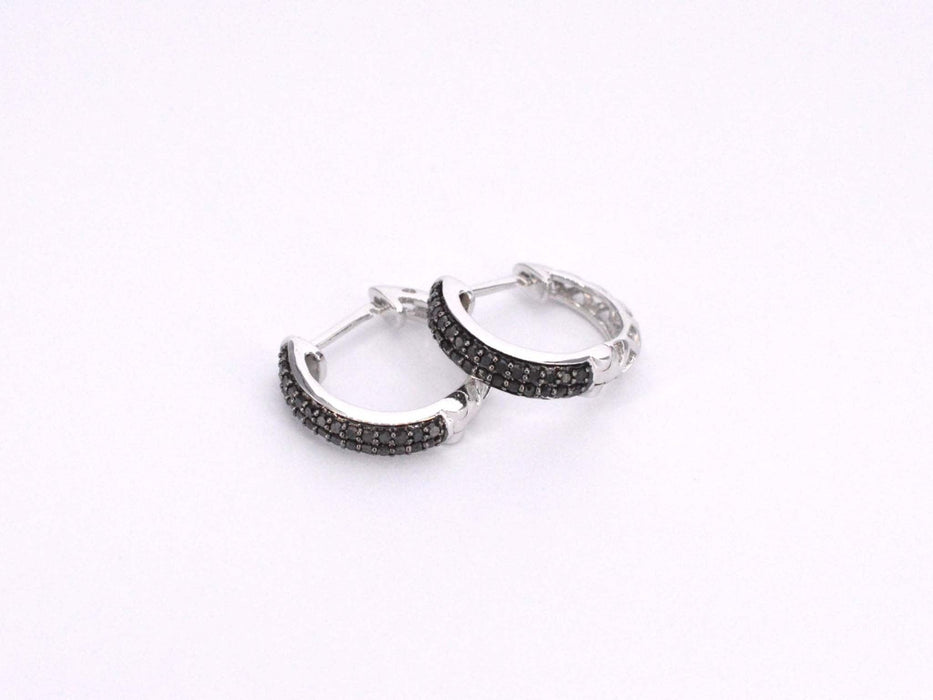 Boucles d'oreilles en or blanc avec diamants noirs