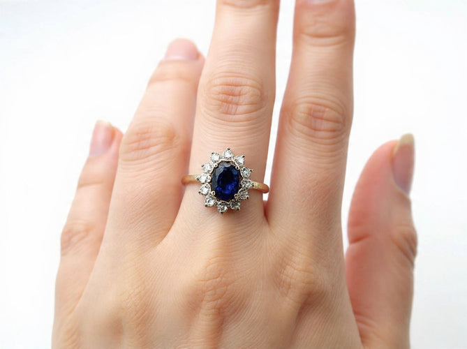 Anello en or blanc avec saphir central et diamants