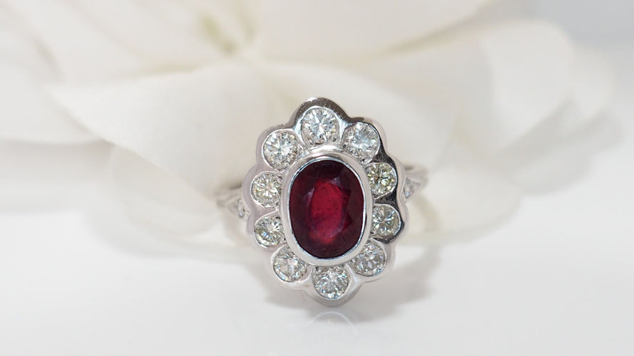 Bague 56 Bague Entourage En Or Blanc, Rubis Et Diamants 58 Facettes F4385