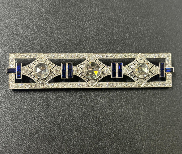 Broche Art Déco en platine avec diamants taille rose et saphirs calibrés