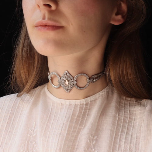 Collier Glamour des années folles : collier et coiffe pour chien en diamants style Art déco vintage 58 Facettes 23023-0064