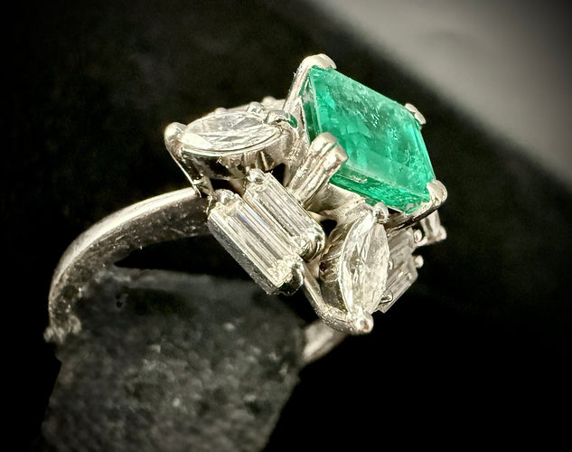 Bague 56 Bague or blanc sertie d'une émeraude de 2,20 carats et 2,20 carats de diamants 58 Facettes