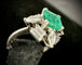 Bague 56 Bague or blanc sertie d'une émeraude de 2,20 carats et 2,20 carats de diamants 58 Facettes
