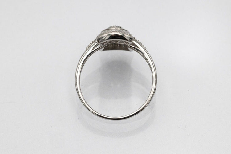 Bague 55 Bague élégante en or blanc ornée de diamants et de saphirs, de style Art déco. 58 Facettes 10688