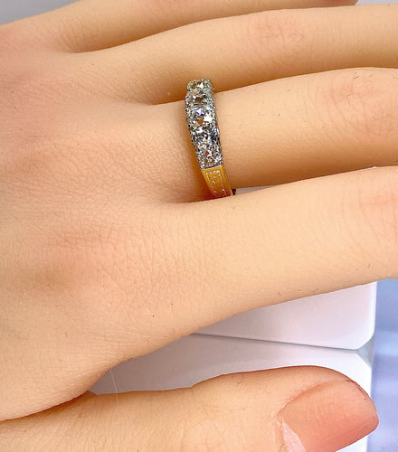 Bague 55 Bague jonc en or jaune 18 carats sertie de 5 diamants, vers 1900 58 Facettes AB512