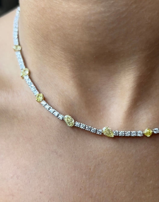 Collier Collier tennis en or blanc 18 carats avec diamants jaunes 58 Facettes G-439