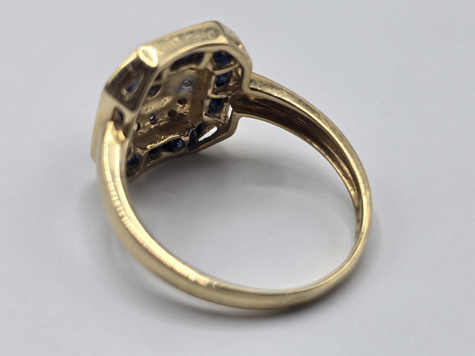 Bague 56 Bague OR Jaune 18k sertie d'un Saphir central, d’éclats de diamants et d'un contour de saphir baguettes 58 Facettes 1-0000448/2