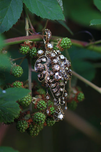 Broche Échos de la grandeur géorgienne : broche émaillée avec 61 diamants 58 Facettes 21077-0159